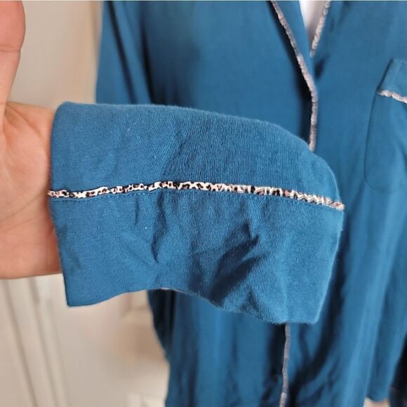 VICTORIA'S SECRET Button Down Sleep Top - Picture 3 of 10